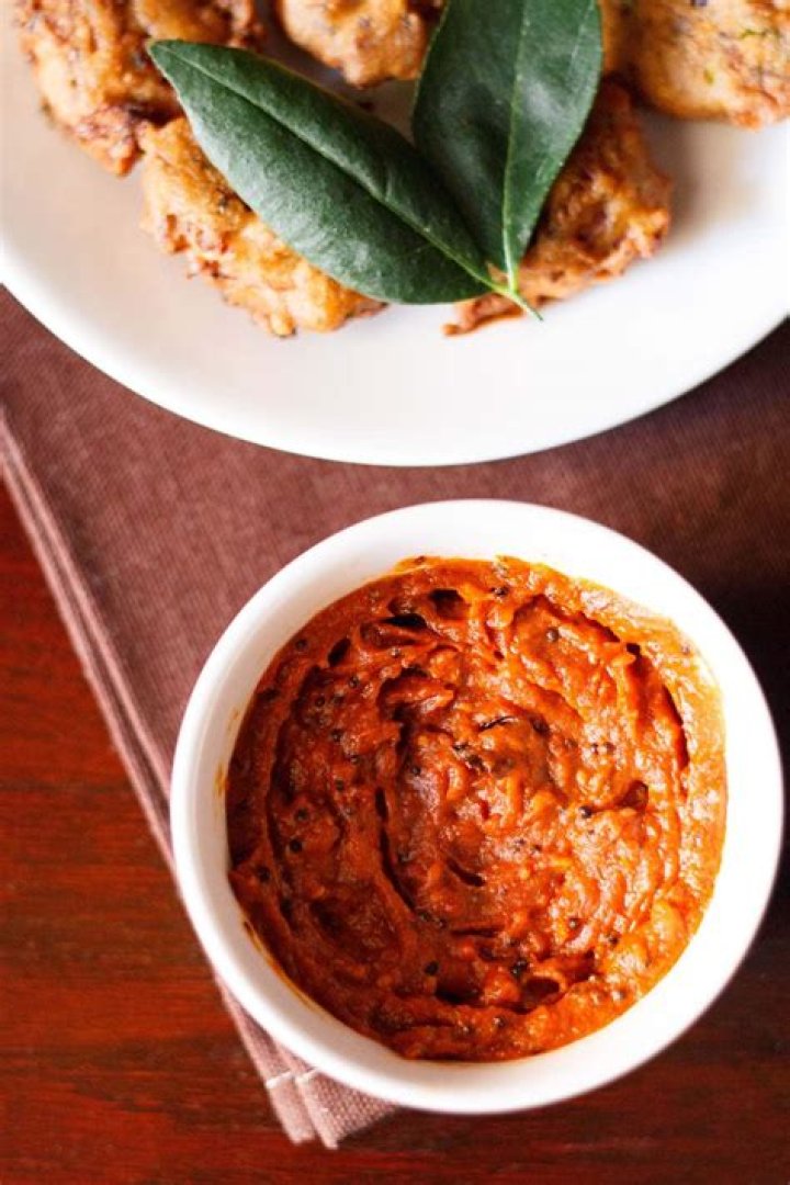 How do you eat Indian chutney?