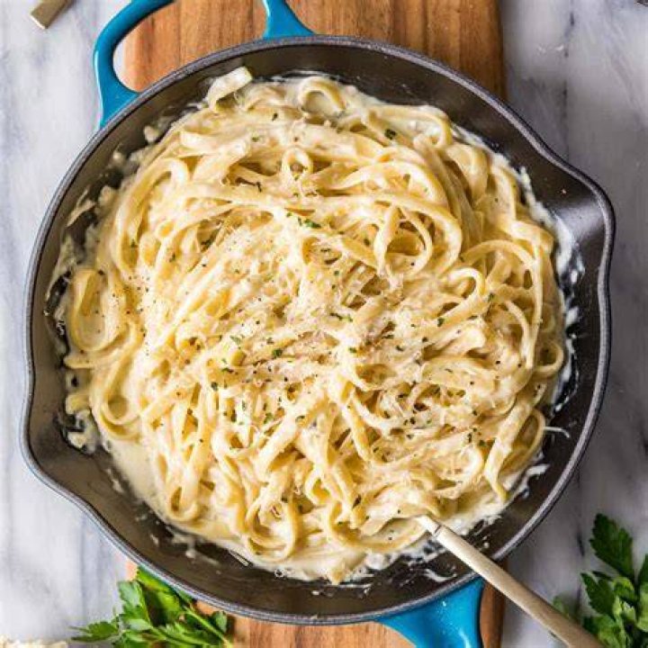 How do you make Alfredo sauce with bacon?
