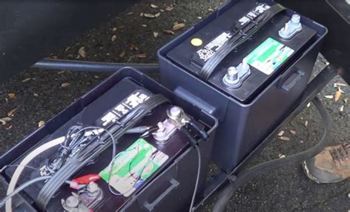 How long should an RV battery last?