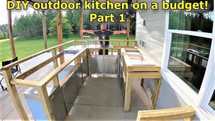 How much does it cost to build outdoor kitchen?