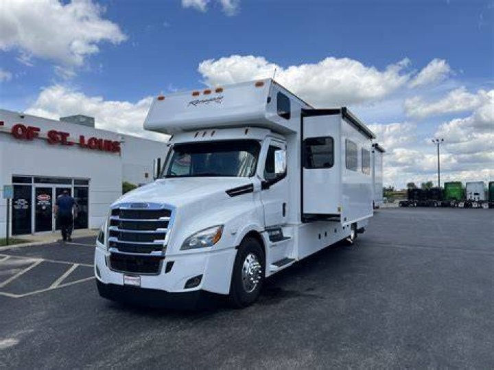 What motorhomes use Freightliner chassis?