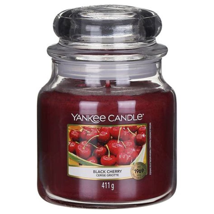 What size is a medium Yankee Candle